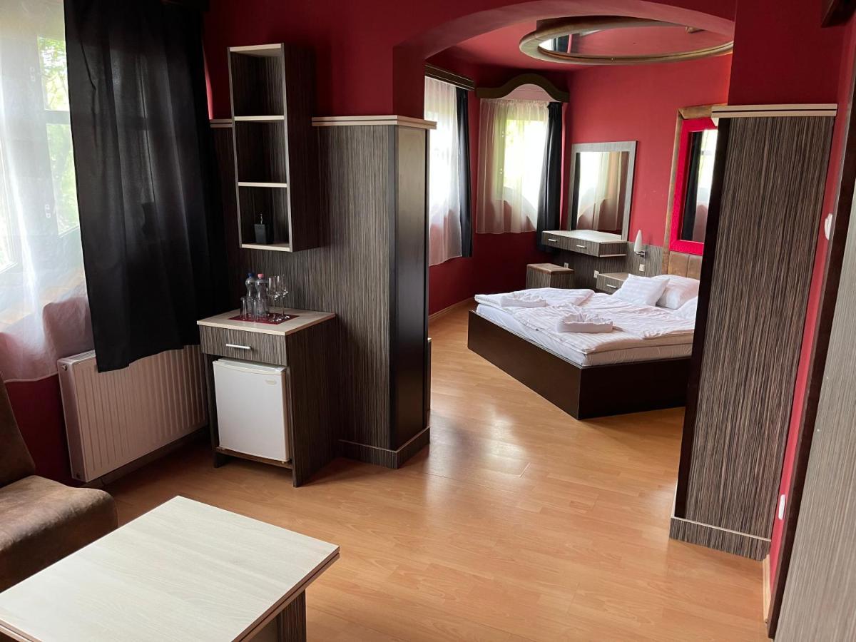 Hotel Corvin Gyula Bagian luar foto