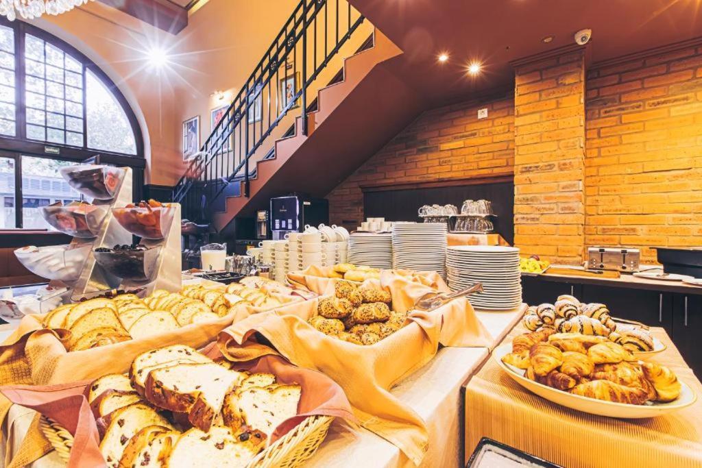 Hotel Corvin Gyula Bagian luar foto